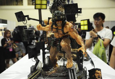 Kuala Lumpur, Malezya-7 Nisan 2018: Wolverine eylem rakam göstermek kamu toplayıcının yanında. Wolverine Amerikan çizgi roman ve film Marvel tarafından yayınlanan görünen bir karakterdir.