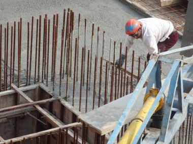 Kuala Lumpur, Malezya-18 Mayıs 2017: inşaat işçileri inşaat sahasında katta döktü ıslak beton tesviye. 