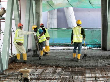 Kuala Lumpur, Malezya-18 Mayıs 2017: inşaat işçileri inşaat sahasında katta döktü ıslak beton tesviye. 