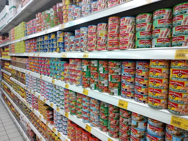 Kuala Lumpur, Malezya-03 Şubat 2018: Can Gıda düzenlenmiş bir süpermarket ardından raf, türleri ve markalar. 