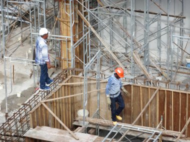 Kuala Lumpur, Malezya-14 Haziran 2018: inşaat işçileri imalatı ahşap kontrplak formu inşaat alanında çalışır. Geçici takviye beton kalıp olarak kullanılan ahşap formu iş.  