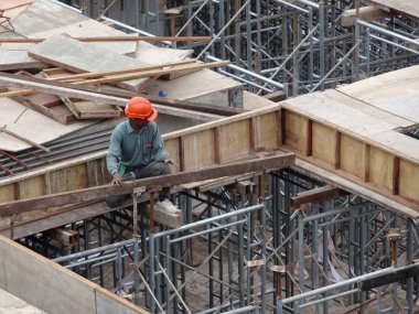 Kuala Lumpur, Malezya-14 Haziran 2018: inşaat işçileri imalatı ahşap kontrplak formu inşaat alanında çalışır. Geçici takviye beton kalıp olarak kullanılan ahşap formu iş.  