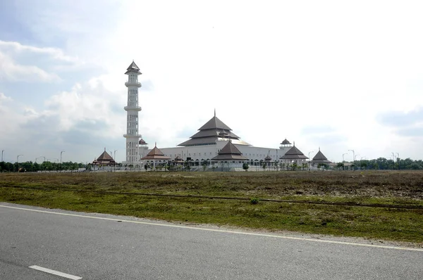 トレンガヌ マレーシア 2014 タマン Ilmu モスク トレンガヌ州で最大のモスクの祈りの時間の間に主要な祈りホールで 10000 崇拝者を収容します — ストック写真