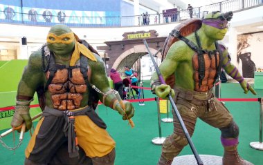 Kuala Lumpur, Malezya-23 Ağustos 2018: seçili kurgusal eylem rakam karakterinin Teenage Mutant Ninja kaplumbağa duruldu. Toplayıcı masa için halk tarafından görüntülenen. 