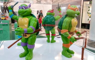 Kuala Lumpur, Malezya-23 Ağustos 2018: seçili kurgusal eylem rakam karakterinin Teenage Mutant Ninja kaplumbağa duruldu. Toplayıcı masa için halk tarafından görüntülenen. 