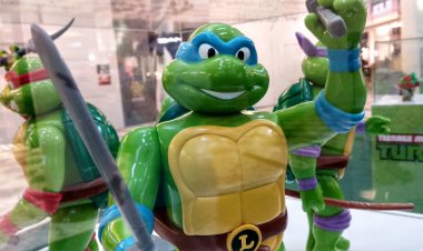 Kuala Lumpur, Malezya-23 Ağustos 2018: seçili kurgusal eylem rakam karakterinin Teenage Mutant Ninja kaplumbağa duruldu. Toplayıcı masa için halk tarafından görüntülenen. 