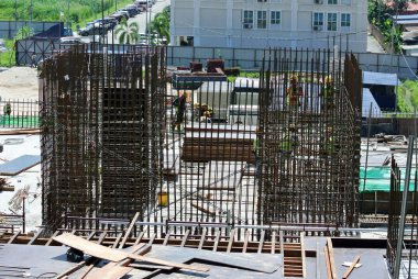 Kuala Lumpur, Malezya-13 Nisan 2018: inşaat işçileri inşaat sahasında takviye çubuğu yükleme. Takviye çubuğu takviye beton için ana bileşenidir.   