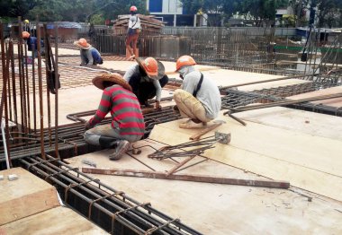 Kuala Lumpur, Malezya-13 Nisan 2018: inşaat işçileri inşaat sahasında takviye çubuğu yükleme. Takviye çubuğu takviye beton için ana bileşenidir.   