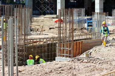 Kuala Lumpur, Malezya-13 Nisan 2018: inşaat işçileri inşaat sahasında takviye çubuğu yükleme. Takviye çubuğu takviye beton için ana bileşenidir.   