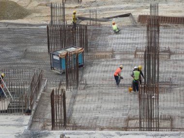 Kuala Lumpur, Malezya-13 Nisan 2018: inşaat işçileri inşaat sahasında takviye çubuğu yükleme. Takviye çubuğu takviye beton için ana bileşenidir.   