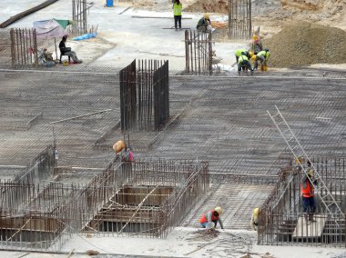 Kuala Lumpur, Malezya-13 Nisan 2018: inşaat işçileri inşaat sahasında takviye çubuğu yükleme. Takviye çubuğu takviye beton için ana bileşenidir.   