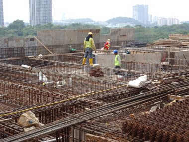 Kuala Lumpur, Malezya-13 Nisan 2018: inşaat işçileri inşaat sahasında takviye çubuğu yükleme. Takviye çubuğu takviye beton için ana bileşenidir.   