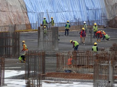 Kuala Lumpur, Malezya-13 Nisan 2018: inşaat işçileri inşaat sahasında takviye çubuğu yükleme. Takviye çubuğu takviye beton için ana bileşenidir.   
