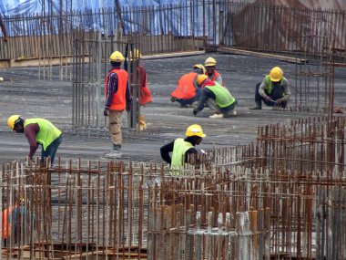Kuala Lumpur, Malezya-13 Nisan 2018: inşaat işçileri inşaat sahasında takviye çubuğu yükleme. Takviye çubuğu takviye beton için ana bileşenidir.   