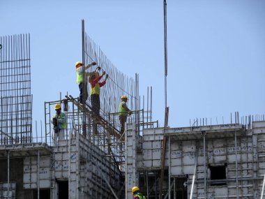 Kuala Lumpur, Malezya-13 Nisan 2018: inşaat işçileri inşaat sahasında takviye çubuğu yükleme. Takviye çubuğu takviye beton için ana bileşenidir.   