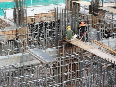 Kuala Lumpur, Malezya-13 Nisan 2018: inşaat işçileri inşaat sahasında takviye çubuğu yükleme. Takviye çubuğu takviye beton için ana bileşenidir.   