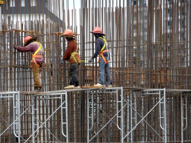 Kuala Lumpur, Malezya-13 Nisan 2018: inşaat işçileri inşaat sahasında takviye çubuğu yükleme. Takviye çubuğu takviye beton için ana bileşenidir.   