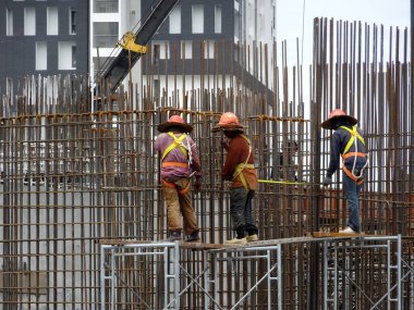 Kuala Lumpur, Malezya-13 Nisan 2018: inşaat işçileri inşaat sahasında takviye çubuğu yükleme. Takviye çubuğu takviye beton için ana bileşenidir.   