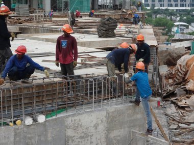 Kuala Lumpur, Malezya-13 Nisan 2018: inşaat işçileri inşaat sahasında takviye çubuğu yükleme. Takviye çubuğu takviye beton için ana bileşenidir.   