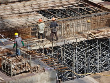 Kuala Lumpur, Malezya-13 Nisan 2018: inşaat işçileri inşaat sahasında takviye çubuğu yükleme. Takviye çubuğu takviye beton için ana bileşenidir.   