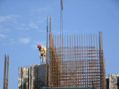 Kuala Lumpur, Malezya-13 Nisan 2018: inşaat işçileri inşaat sahasında takviye çubuğu yükleme. Takviye çubuğu takviye beton için ana bileşenidir.   