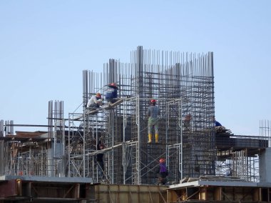 Kuala Lumpur, Malezya-13 Nisan 2018: inşaat işçileri inşaat sahasında takviye çubuğu yükleme. Takviye çubuğu takviye beton için ana bileşenidir.   