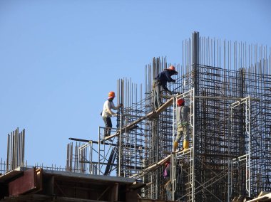 Kuala Lumpur, Malezya-13 Nisan 2018: inşaat işçileri inşaat sahasında takviye çubuğu yükleme. Takviye çubuğu takviye beton için ana bileşenidir.   