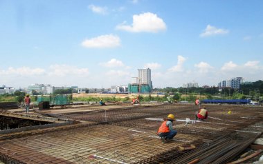 Kuala Lumpur, Malezya-13 Nisan 2018: inşaat işçileri inşaat sahasında takviye çubuğu yükleme. Takviye çubuğu takviye beton için ana bileşenidir.   