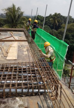 Kuala Lumpur, Malezya-13 Nisan 2018: inşaat işçileri inşaat sahasında takviye çubuğu yükleme. Takviye çubuğu takviye beton için ana bileşenidir.   