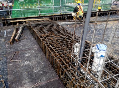 Kuala Lumpur, Malezya-13 Nisan 2018: inşaat işçileri inşaat sahasında takviye çubuğu yükleme. Takviye çubuğu takviye beton için ana bileşenidir.   