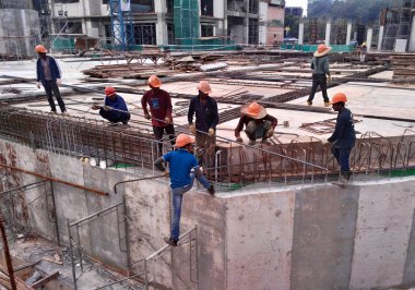 Kuala Lumpur, Malezya-13 Nisan 2018: inşaat işçileri inşaat sahasında takviye çubuğu yükleme. Takviye çubuğu takviye beton için ana bileşenidir.   