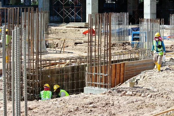 吉隆坡 马来西亚 2018年4月13日 建筑工人安装钢筋在建筑工地 钢筋砼的主要构件 — 图库照片