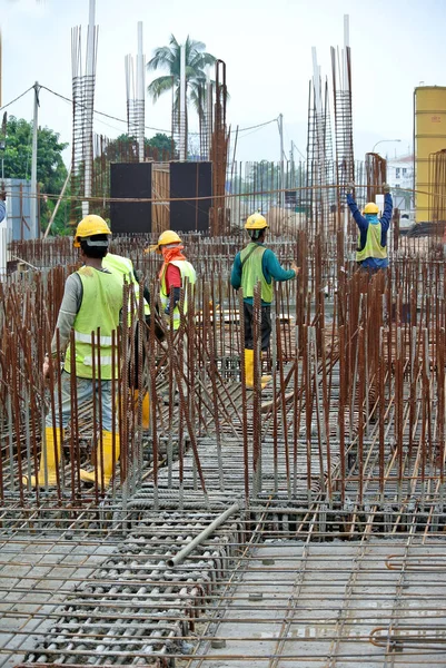 吉隆坡 马来西亚 2018年4月13日 建筑工人安装钢筋在建筑工地 钢筋砼的主要构件 — 图库照片