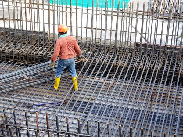 Kuala Lumpur Malasia Abril 2018 Trabajadores Construcción Instalando Barras Refuerzo — Foto de Stock