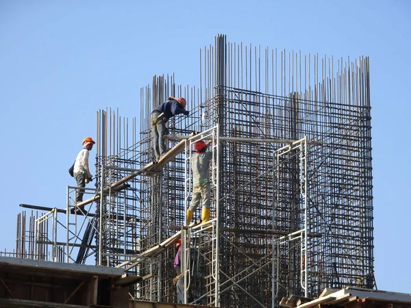 Kuala Lumpur Malasia Abril 2018 Trabajadores Construcción Instalando Barras Refuerzo —  Fotos de Stock