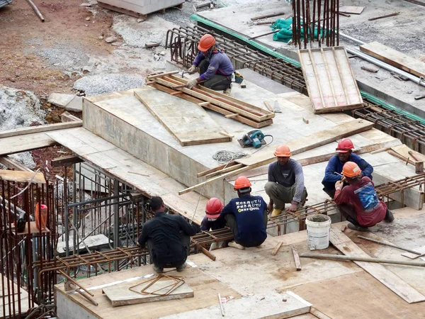 Kuala Lumpur Malaisie Avril 2018 Des Travailleurs Construction Installent Des — Photo