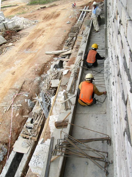 Kuala Lumpur Malaysia April 2018 Bauarbeiter Installieren Eine Bewehrungsstange Auf — Stockfoto