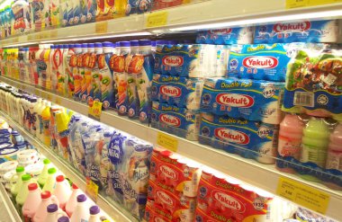 Kuala Lumpur, Malezya-16 Mart 2018: prebiyotik ve iyi bakteri içeren süt küçük şişelerde Paketli ve Satılık süpermarket raflarında görüntülenir.