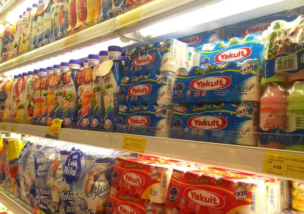 クアラルンプール マレーシア 2018 プレバイオティクスと良い細菌を含む乳小さなボトルに詰め 販売のスーパー マーケットの棚に表示されます — ストック写真