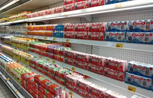 クアラルンプール マレーシア 2018 プレバイオティクスと良い細菌を含む乳小さなボトルに詰め 販売のスーパー マーケットの棚に表示されます — ストック写真