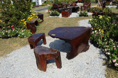 Kuala Lumpur, Malezya-25 Ağustos 2018: tablolar ve banklar ağaç kütükleri yapılmış ve tahta. Tasarımcı yaratıcılık güzel ve değerli yapar.