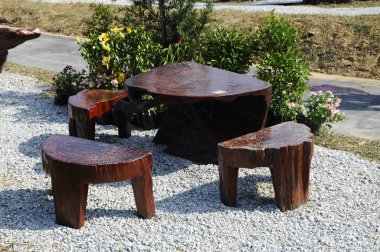 Kuala Lumpur, Malezya-25 Ağustos 2018: tablolar ve banklar ağaç kütükleri yapılmış ve tahta. Tasarımcı yaratıcılık güzel ve değerli yapar.