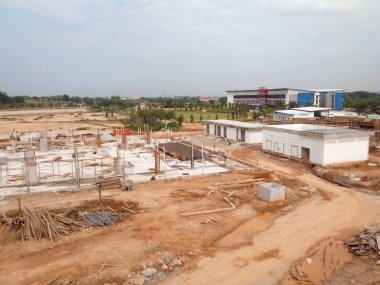 Kuala Lumpur, Malezya-16 Ağustos 2018: nerede sütun aktif olarak sağlanan levha üzerinde sonraki düzeyi için Şantiye hava görüntüsünü. İşçiler aşamalı olarak çalışıyoruz.