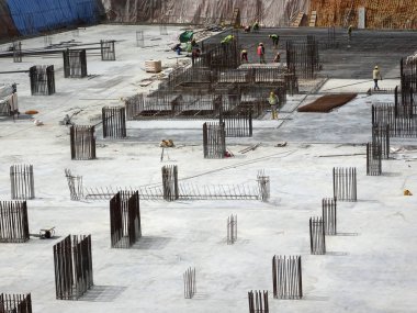 Kuala Lumpur, Malezya-16 Ağustos 2018: nerede sütun aktif olarak sağlanan levha üzerinde sonraki düzeyi için Şantiye hava görüntüsünü. İşçiler aşamalı olarak çalışıyoruz.