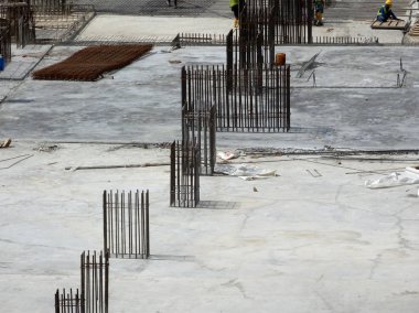 Kuala Lumpur, Malezya-16 Ağustos 2018: nerede sütun aktif olarak sağlanan levha üzerinde sonraki düzeyi için Şantiye hava görüntüsünü. İşçiler aşamalı olarak çalışıyoruz.