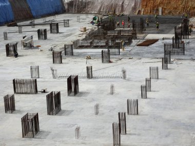 Kuala Lumpur, Malezya-16 Ağustos 2018: nerede sütun aktif olarak sağlanan levha üzerinde sonraki düzeyi için Şantiye hava görüntüsünü. İşçiler aşamalı olarak çalışıyoruz.