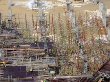 Kuala Lumpur, Malezya-16 Ağustos 2018: nerede sütun aktif olarak sağlanan levha üzerinde sonraki düzeyi için Şantiye hava görüntüsünü. İşçiler aşamalı olarak çalışıyoruz.