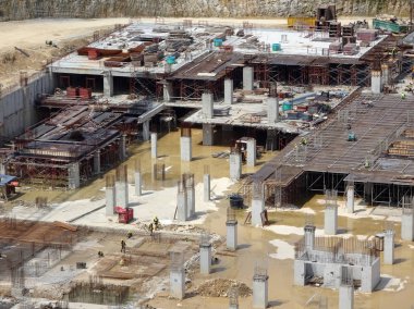 Kuala Lumpur, Malezya-16 Ağustos 2018: nerede sütun aktif olarak sağlanan levha üzerinde sonraki düzeyi için Şantiye hava görüntüsünü. İşçiler aşamalı olarak çalışıyoruz.