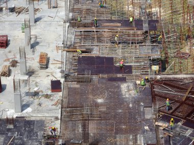 Kuala Lumpur, Malezya-16 Ağustos 2018: nerede sütun aktif olarak sağlanan levha üzerinde sonraki düzeyi için Şantiye hava görüntüsünü. İşçiler aşamalı olarak çalışıyoruz.