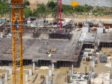 Kuala Lumpur, Malezya-16 Ağustos 2018: nerede sütun aktif olarak sağlanan levha üzerinde sonraki düzeyi için Şantiye hava görüntüsünü. İşçiler aşamalı olarak çalışıyoruz.